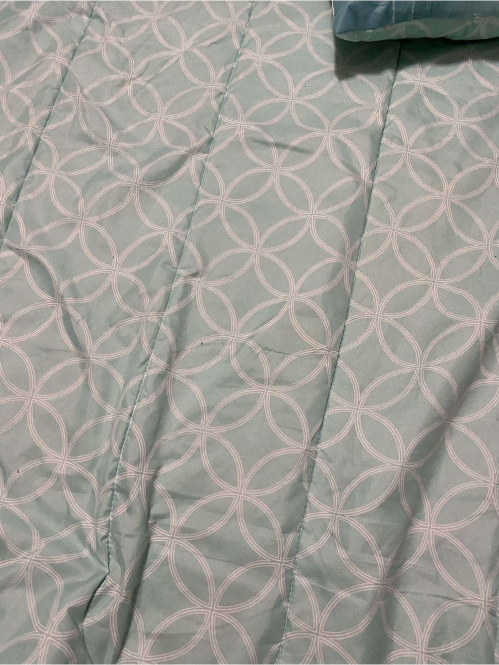 Blue Floral Pattern queen comforter w/ 2 matching shams & 2 match decor pillows - Picture 12 of 15